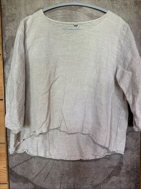 Women's Relaxed 100% Linen Top in Light Beige. Designer unknown!
